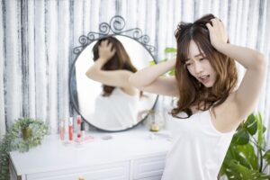 鏡に映る顔になりたい人へ|他人が見た自分の顔や内カメ・外カメの違い
