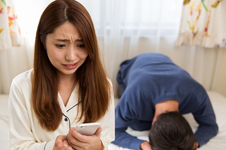 彼女がいるのにほかの女をかわいいと感じる男の心理と対処法