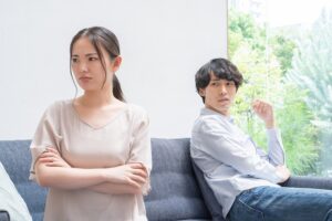 彼氏が遊びに行くとイライラするのはなぜ?原因と対処方法