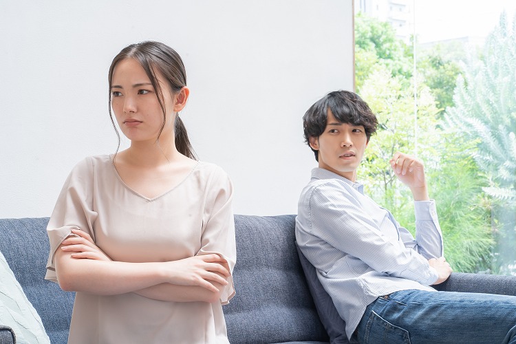 彼氏が遊びに行くとイライラするのはなぜ?原因と対処方法
