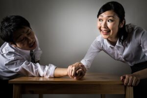 いじってくる人がめんどくさい時の距離の取り方・効果的な返し方