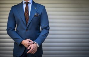 若いのに貫禄がある人の特徴|雰囲気の正体と表情や姿勢の秘密