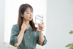 カメラと鏡どっちが実物の顔に近い?科学と心理で解説