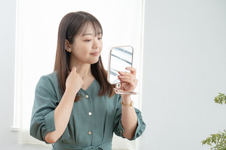 カメラと鏡どっちが実物の顔に近い?科学と心理で解説